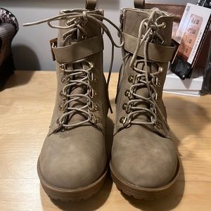 Lace up boots with gold.